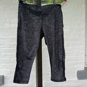 Lululemon snake print capri leggings size 6